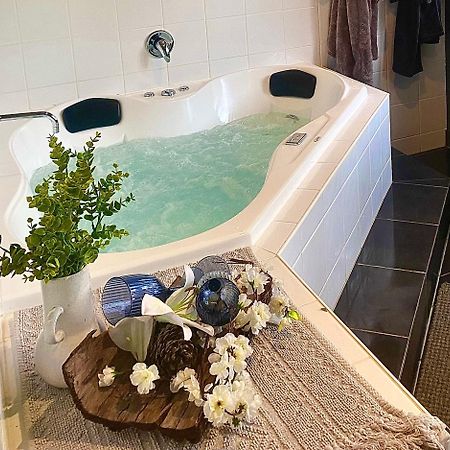 Couple'S Luxury Resort Spa Retreat Cowes Esterno foto